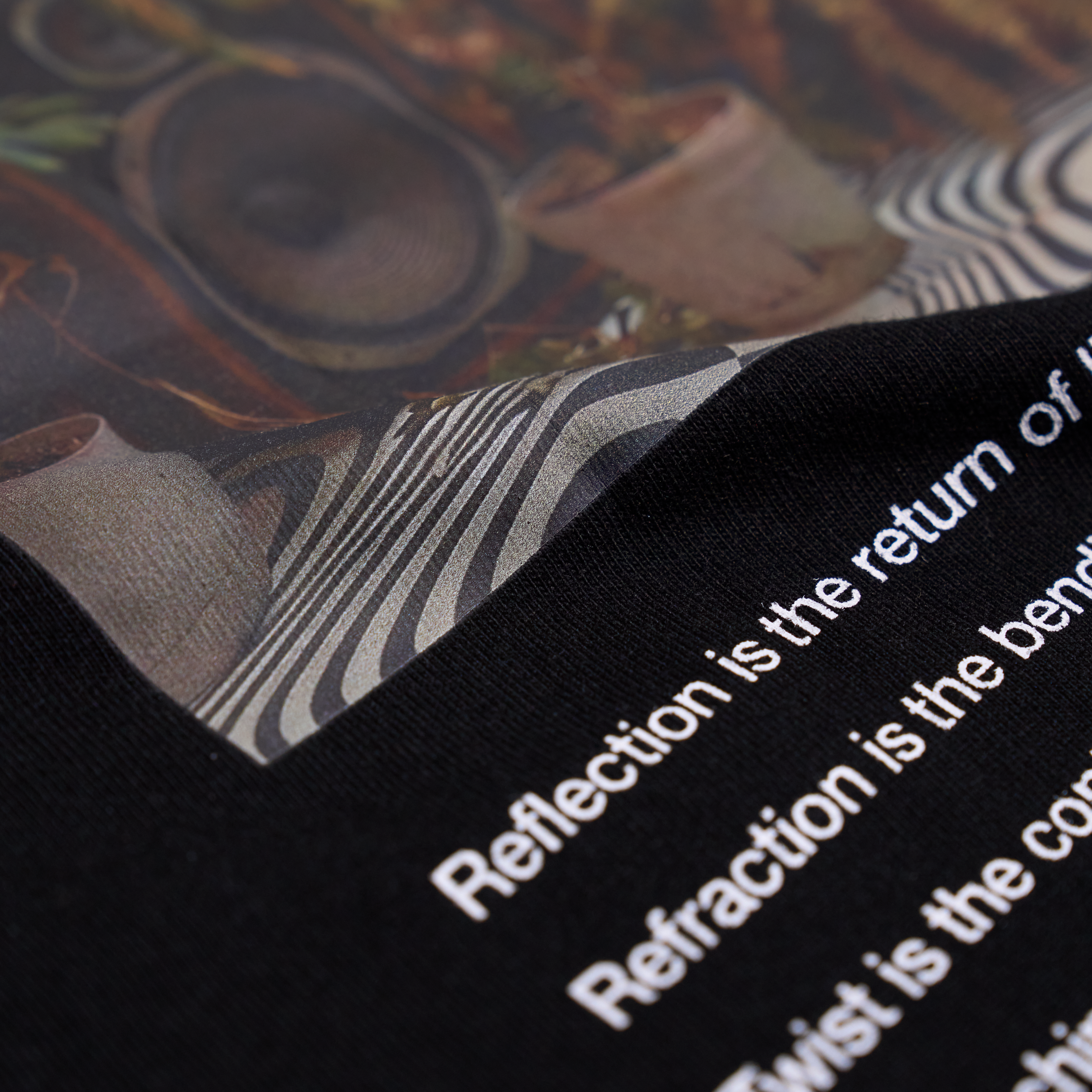 Twisting & Glistening Tシャツ